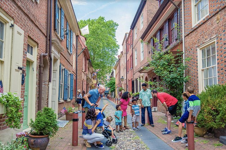 Philadelphia Old City Historic Walking Tour Review: 10+ Top Sites with a Comedian-Historian Guide