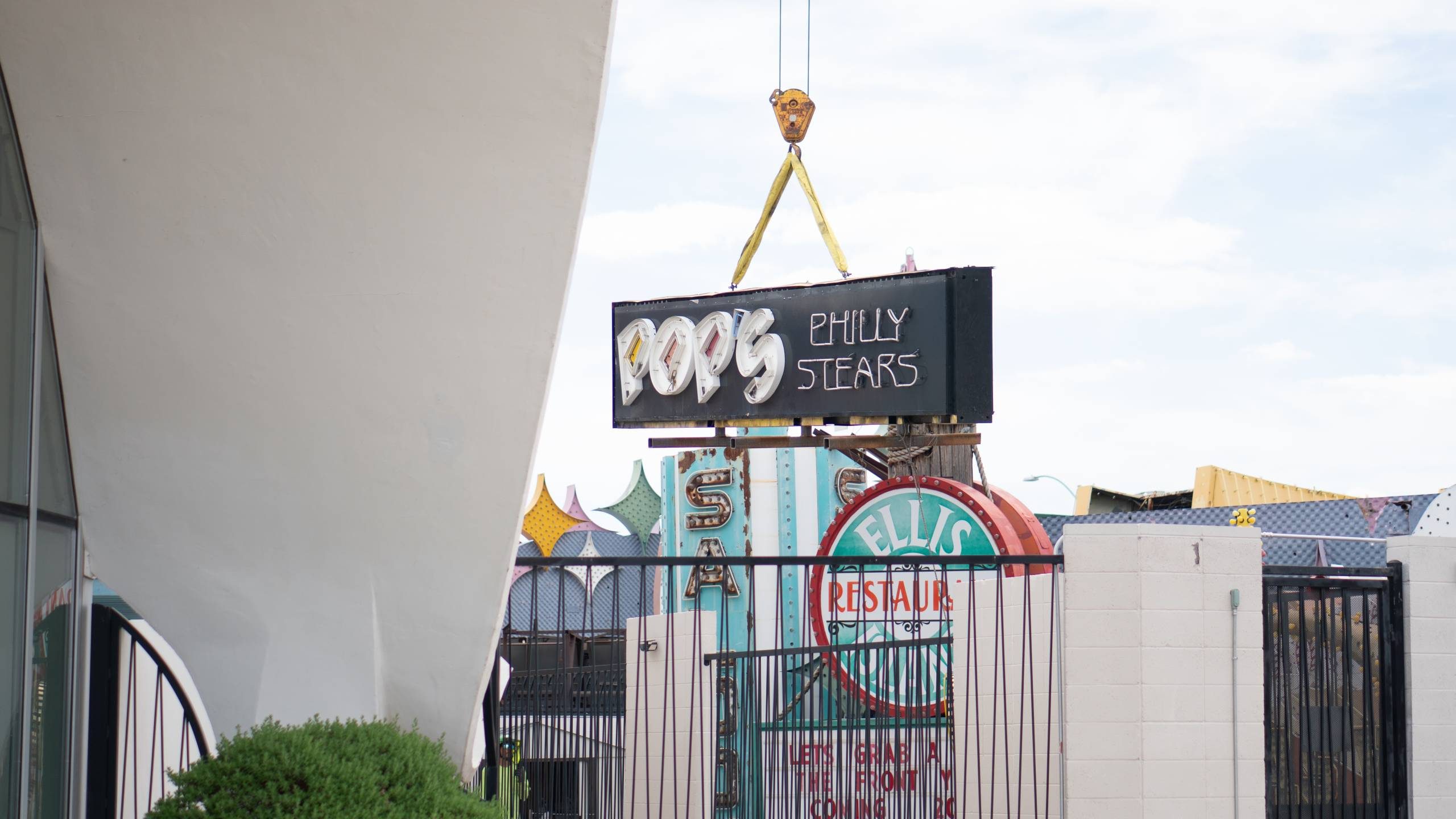 El icónico letrero de neón de P.O.P.S. encuentra un hogar permanente en The Neon Museum
